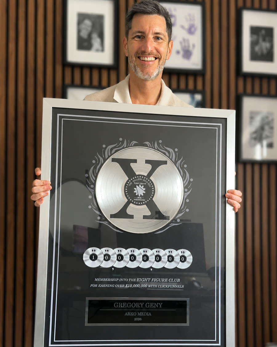 Gregory Geny avec le trophée ClickFunnels